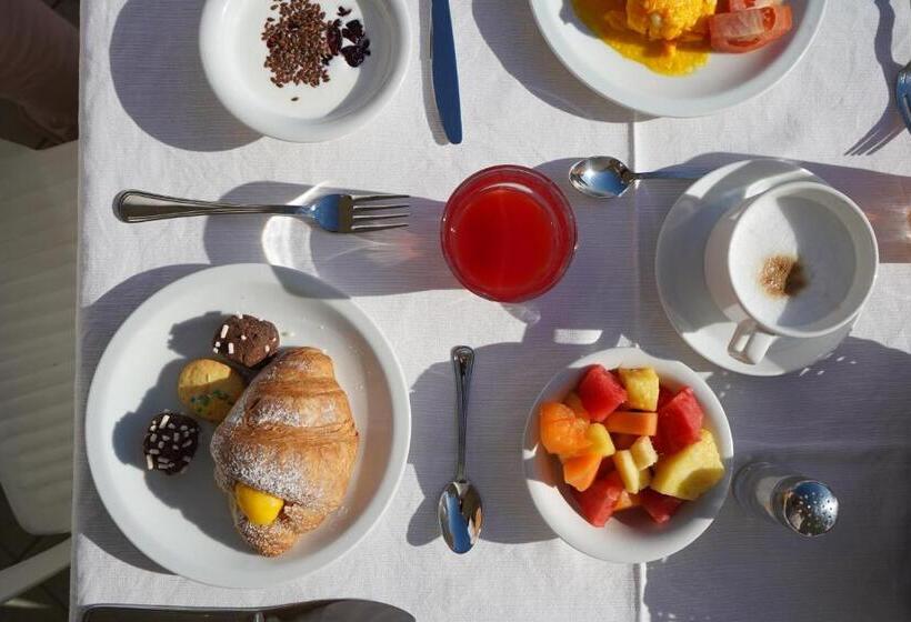 小型套房带海景, Life