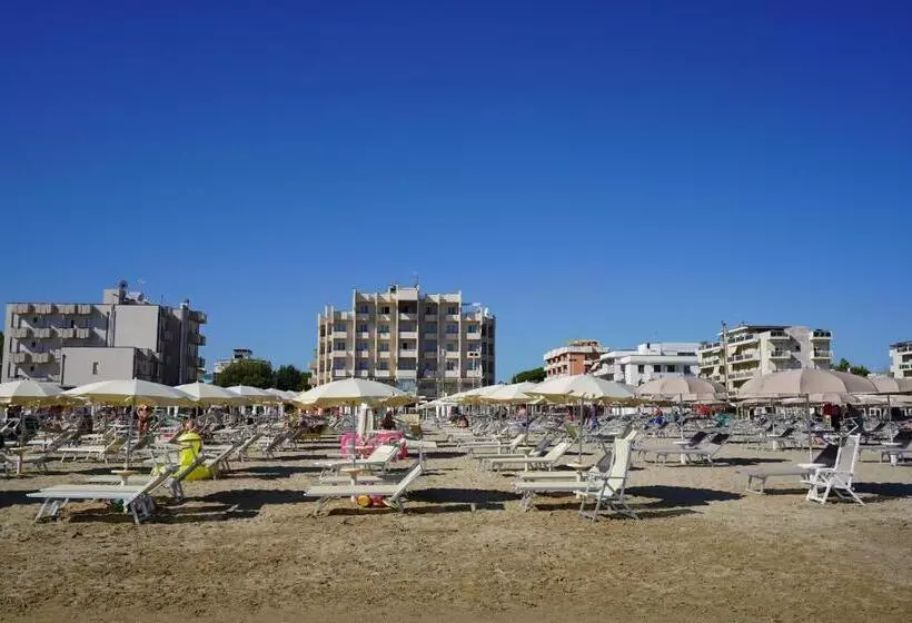 سوییت جونیور با چشم‌انداز دریا, Life