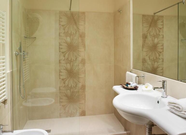 高级大房间, Life