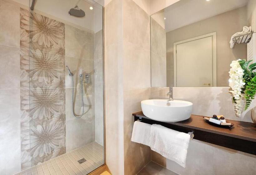 高级大房间, Life