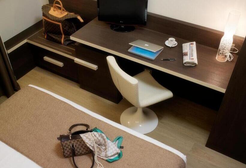 高级大房间, Life