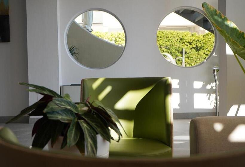 小型套房带海景, Life