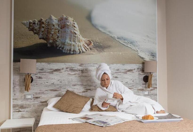 小型套房带海景, Life