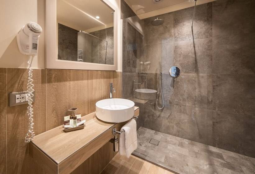 高级三人间, Life