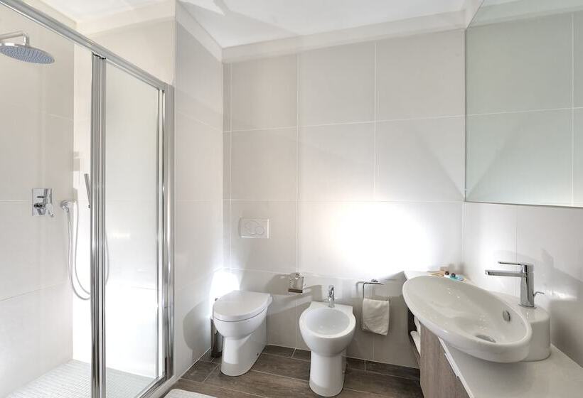 四人高级间, Life