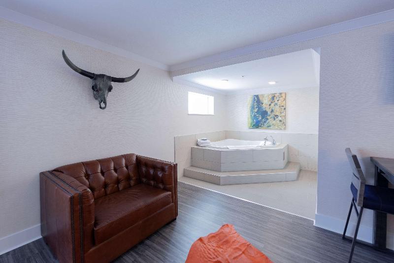 מיטת קינג בסוויטה, Prestige Treasure Cove Resort, Worldhotels Elite