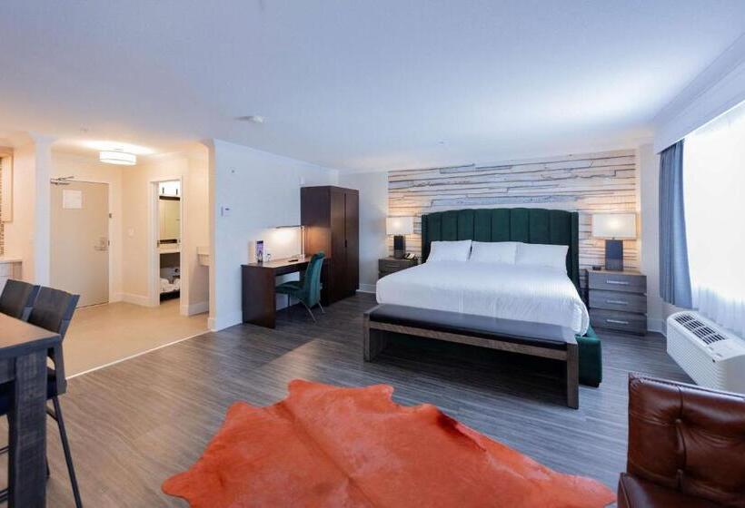 מיטת קינג בסוויטה, Prestige Treasure Cove Resort, Worldhotels Elite