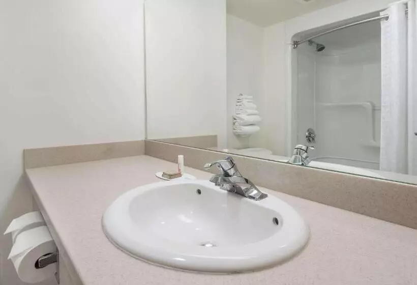 سوئیت با تخت بزرگ, Super 8 By Wyndham Mississauga