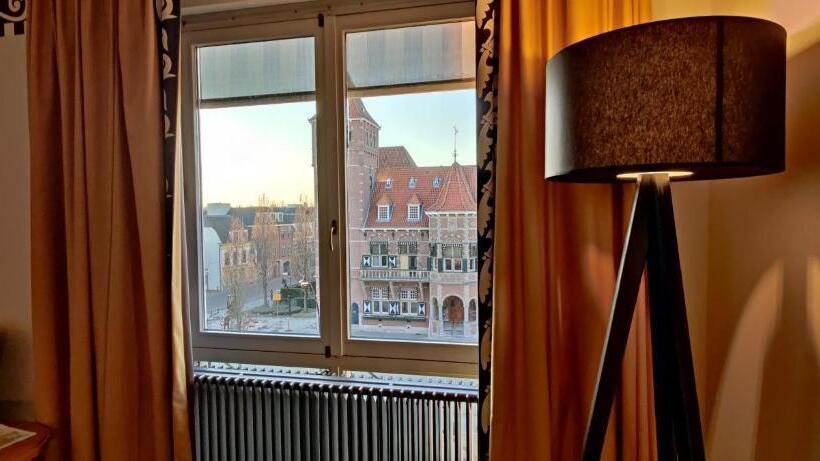 Comfort room with view, Theater Figi