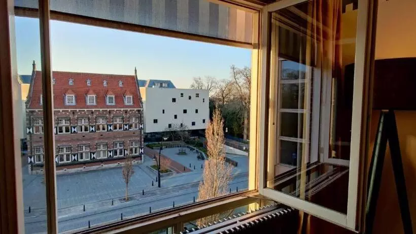 Comfort room with view, Theater Figi