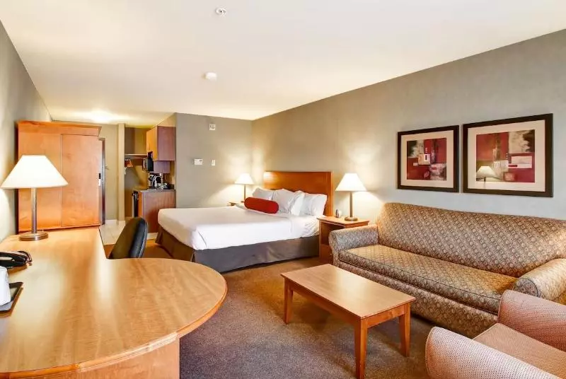 キングサイズベッドのスイートルーム, Ramada By Wyndham Ponoka
