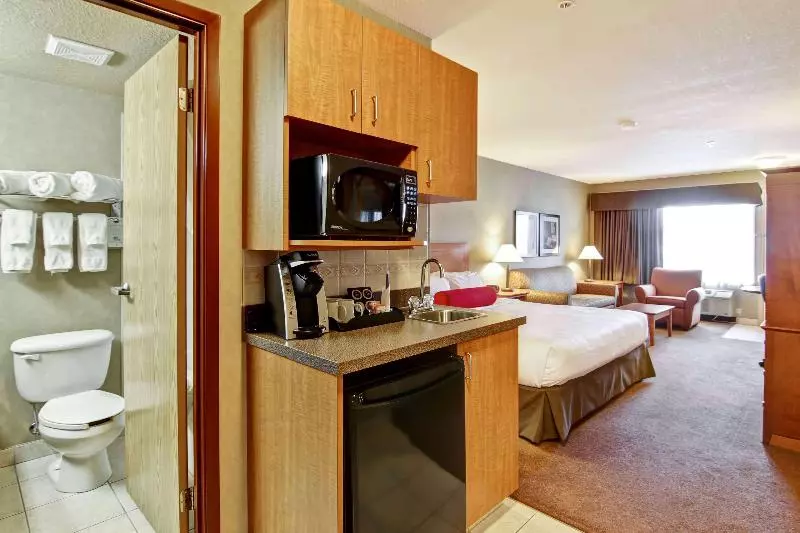 キングサイズベッドのスイートルーム, Ramada By Wyndham Ponoka
