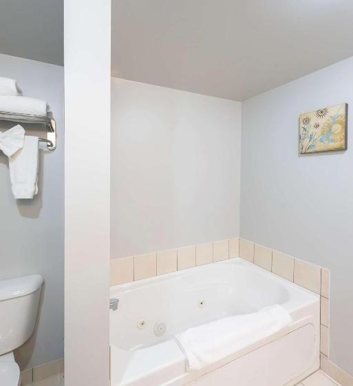 מיטת קינג בסוויטה, Prestige Treasure Cove Resort, Worldhotels Elite