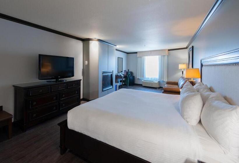 מיטת קינג בסוויטה, Prestige Treasure Cove Resort, Worldhotels Elite