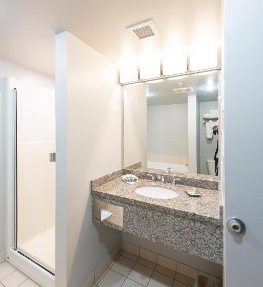 מיטת קינג בסוויטה, Prestige Treasure Cove Resort, Worldhotels Elite