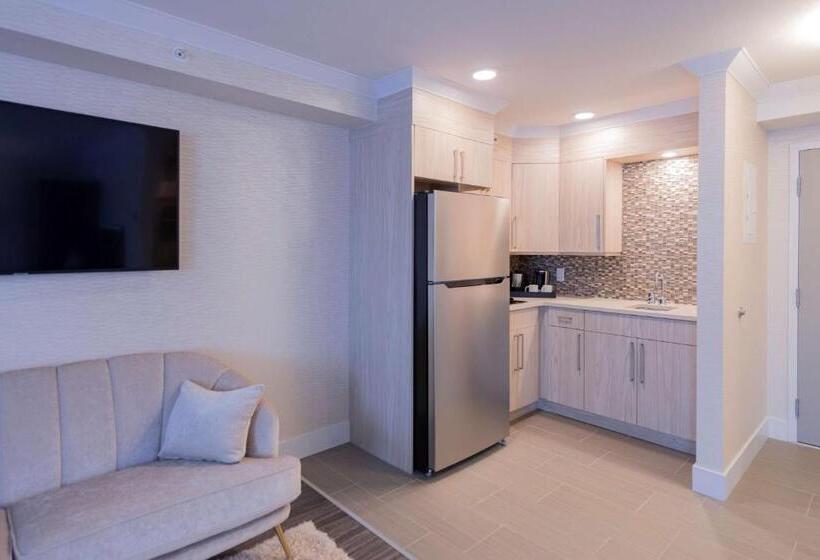 מיטת קינג בסוויטה, Prestige Treasure Cove Resort, Worldhotels Elite