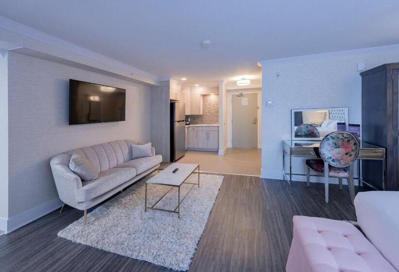 מיטת קינג בסוויטה, Prestige Treasure Cove Resort, Worldhotels Elite