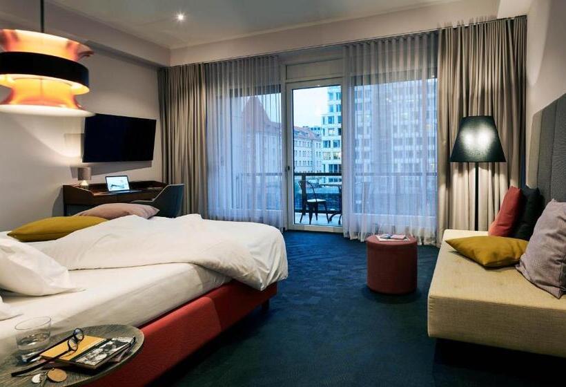 سوئیت با چشمانداز رودخانه, Neuer Fritz