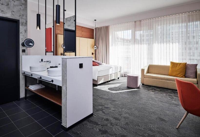 سوئیت با چشمانداز رودخانه, Neuer Fritz