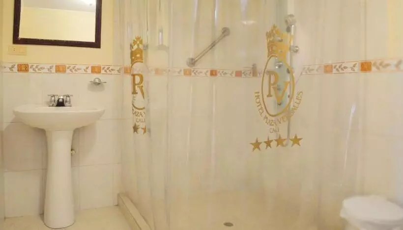 اتاق استاندارد سه نفره, Plaza Versalles