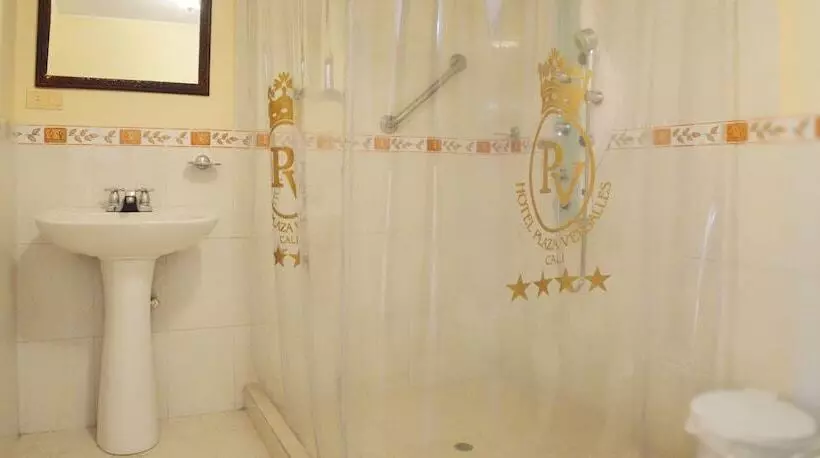 اتاق استاندارد سه نفره, Plaza Versalles