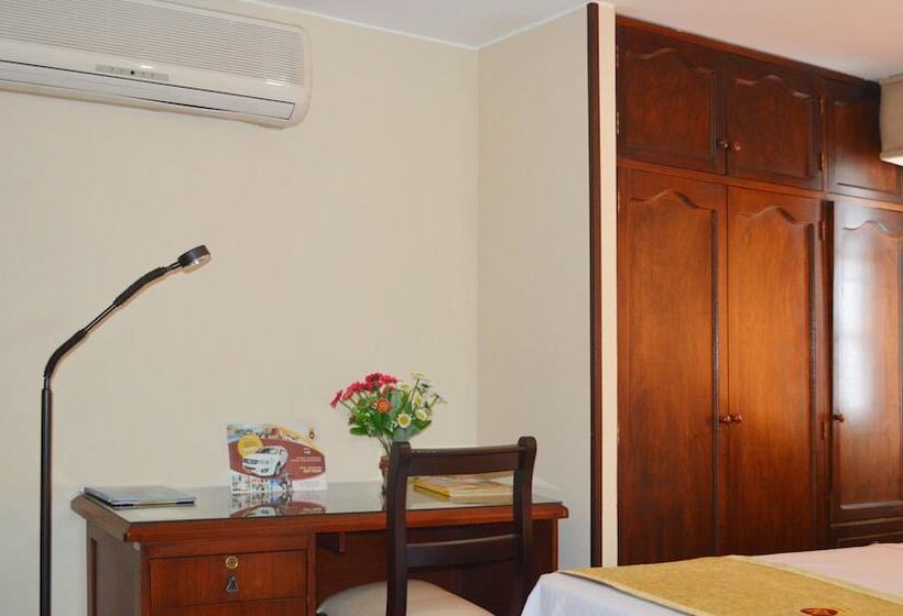 חדר סטנדרט לשלושה, Plaza Versalles