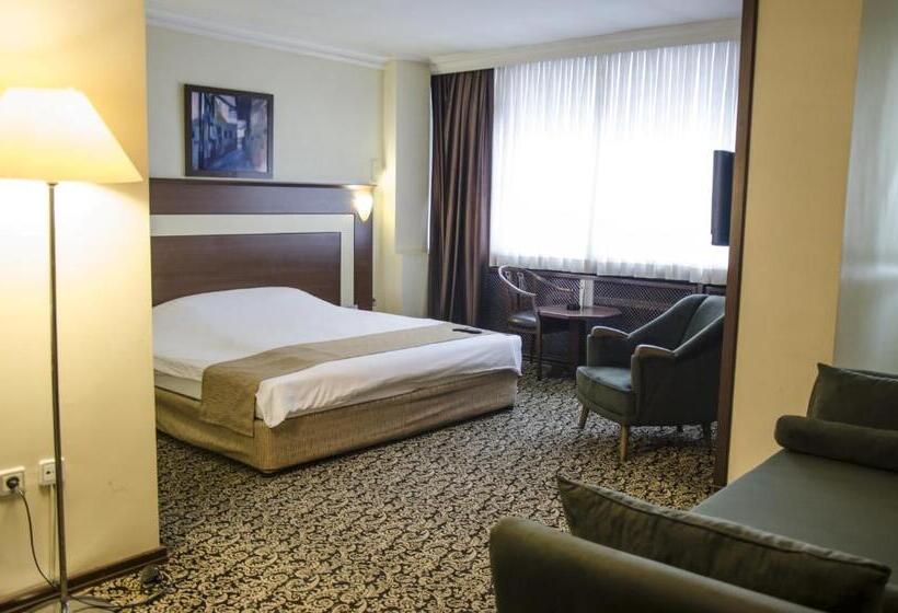 سوییت جونیور, Tilmen