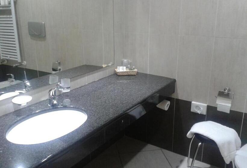 غرفة قياسية ثلاثية, Green Hotel Ninfa