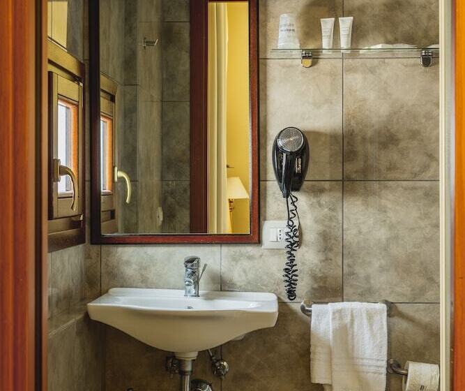 クラシックルーム, Ara Solis