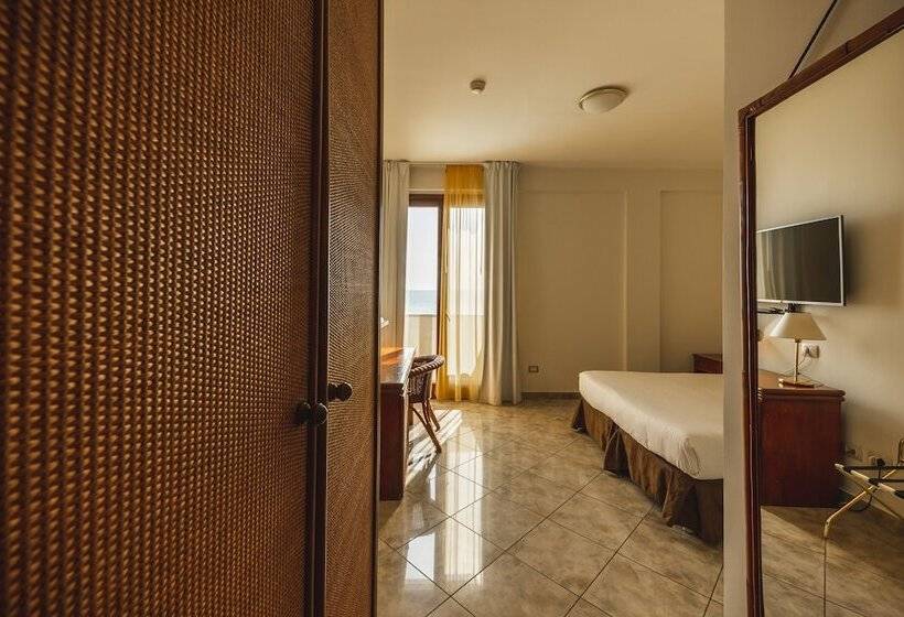 クラシックルーム, Ara Solis