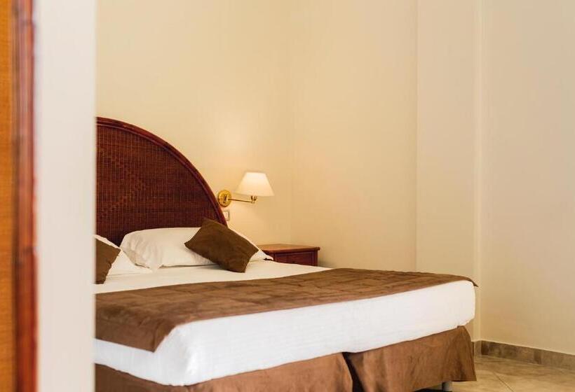 オーシャンビュースタンダードルーム, Ara Solis