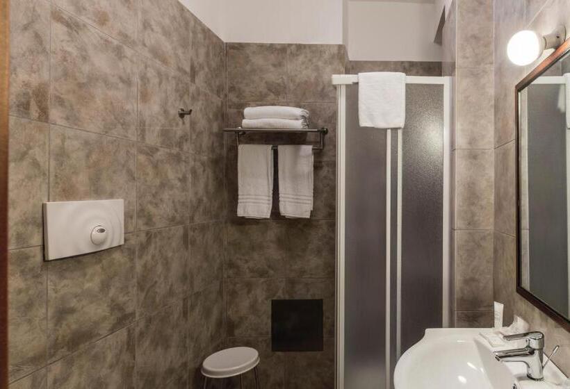 オーシャンビュースタンダードルーム, Ara Solis