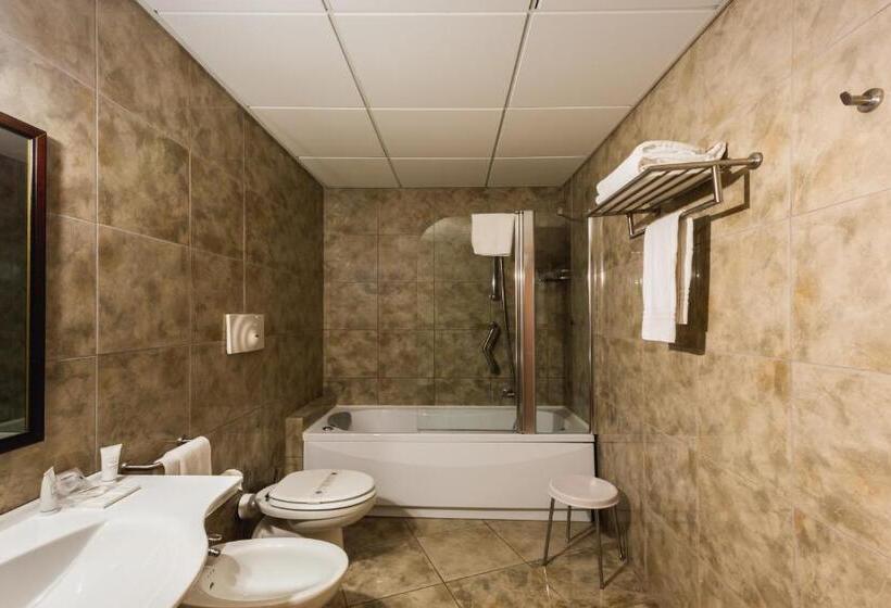 オーシャンビュージュニアスイート, Ara Solis