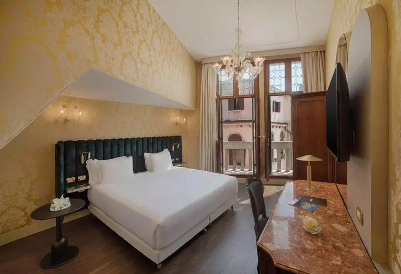 Premium room with view, NH Venezia Santa Lucia