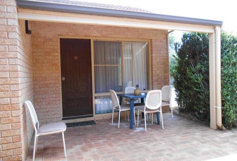 غرفة عائلية, Augusta S Georgiana Molloy Motel