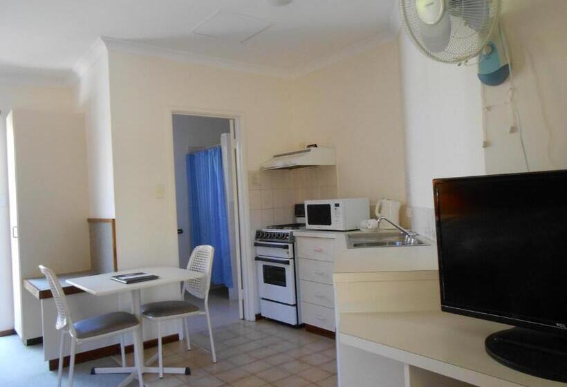 غرفة عائلية, Augusta S Georgiana Molloy Motel