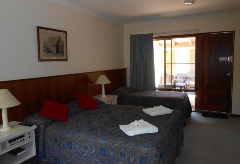 غرفة عائلية, Augusta S Georgiana Molloy Motel