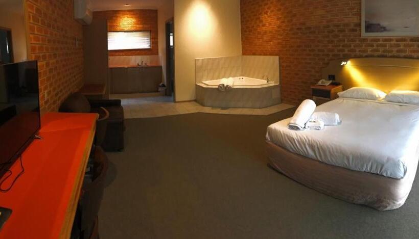 סטודיו דלוקס, Eltham Motor Inn