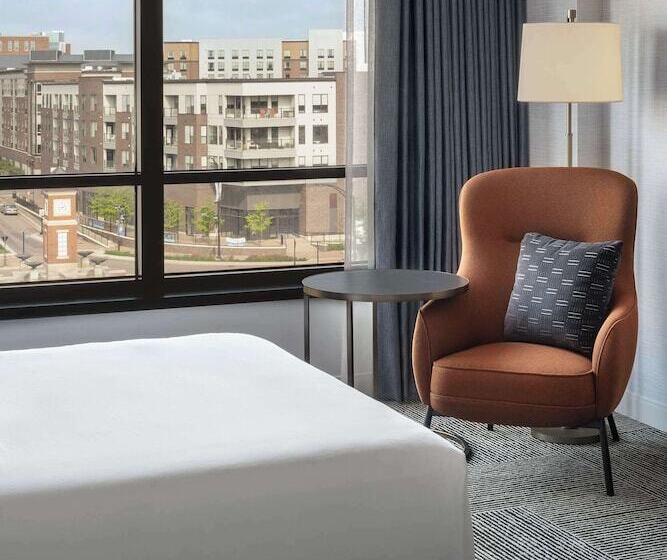 غرفه قياسيه سريرين مزدوجين, Hyatt Regency Coralville
