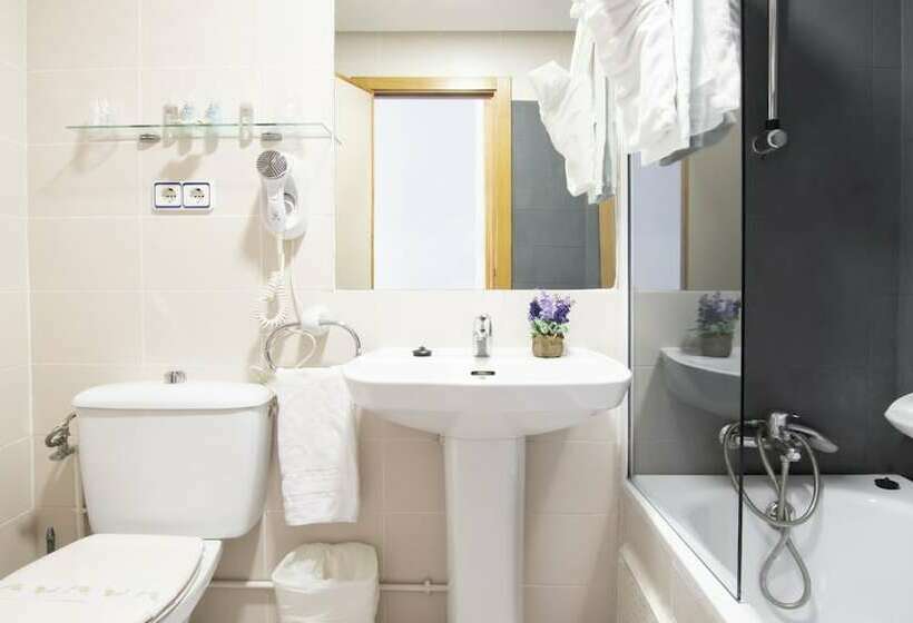 스탠다드 트리플 룸, Isabel De Segura