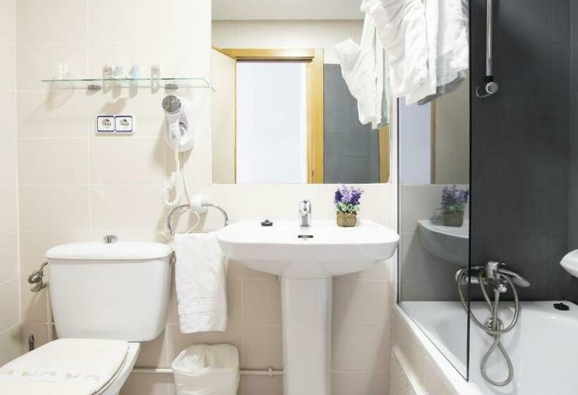 스탠다드 트리플 룸, Isabel De Segura