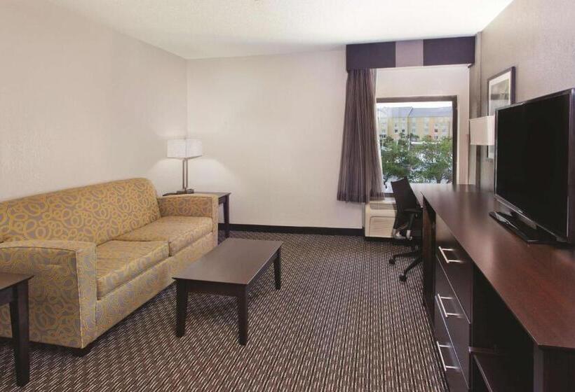 מיטת קינג בסוויטה, La Quinta By Wyndham Charleston Riverview