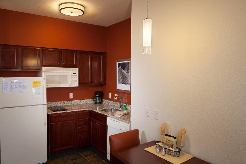 Люкс Кровать Кинг, Residence Inn By Marriott Wichita East At Plazzio