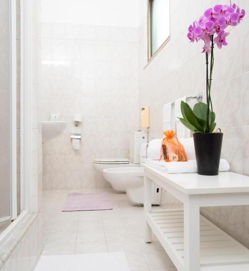 Camera Tripla Standard, Roma