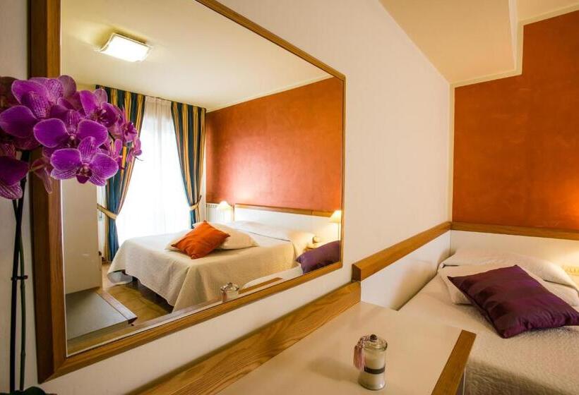 Camera Tripla Standard, Roma