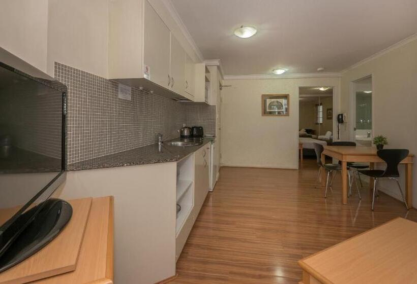 דירת חדר, Napoleon On Kent