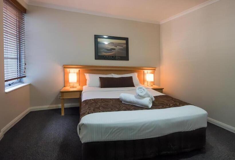 דירת חדר, Napoleon On Kent