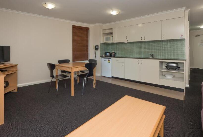 דירת חדר, Napoleon On Kent