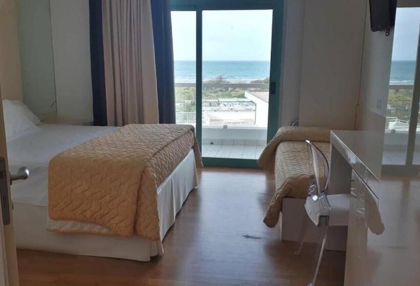 חדר סטנדרט לשלושה, Excelsior