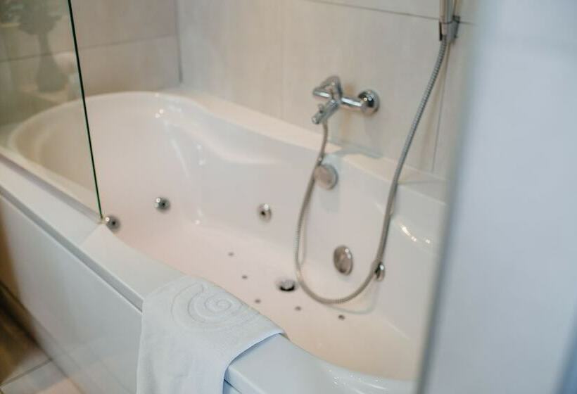 주니어 스위트, Napa Plaza